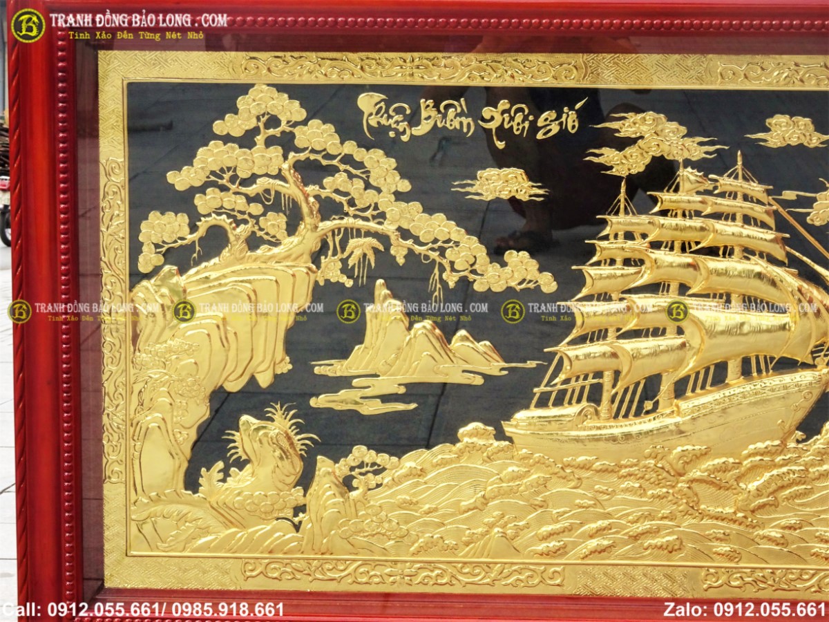 Tranh được tô nền màu đen làm nổi bật hoa văn rất sống động