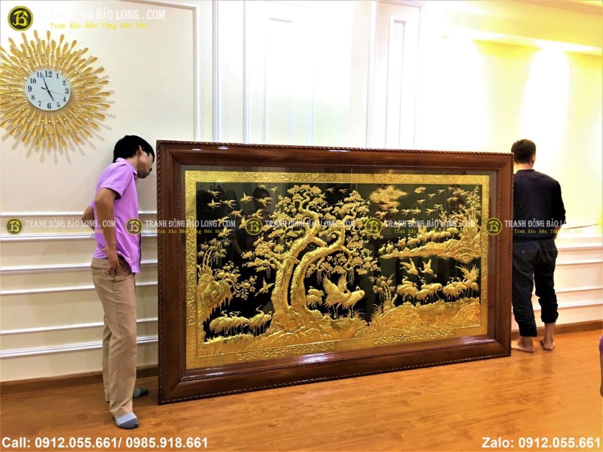 Tranh bách hạc quần tùng được chạm hoàn toàn thủ công từ nguyên liệu đồng vàng nhập khẩu Hàn Quốc