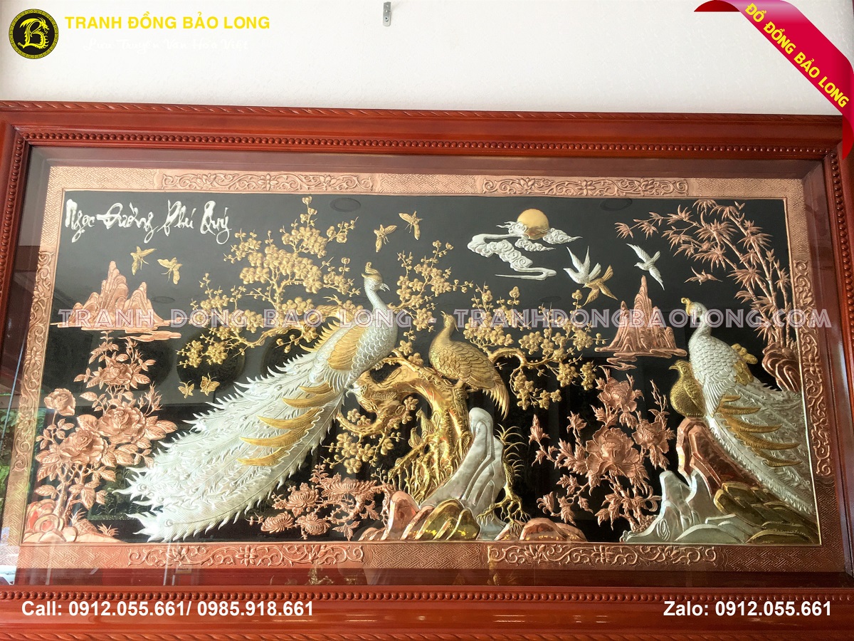 Tranh được tô nền màu đen làm nổi bật hoa văn
