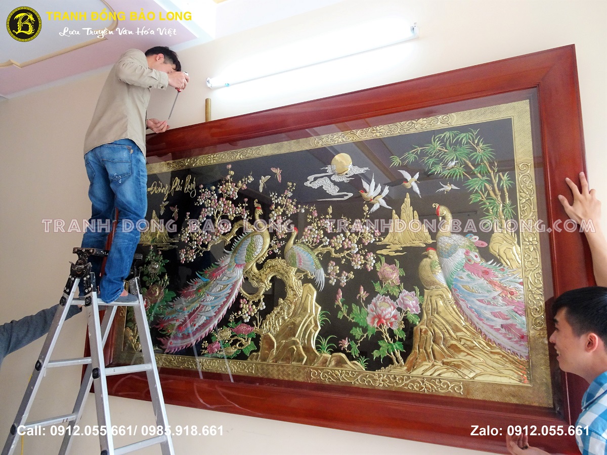 Tranh công mai được chạm hoàn toàn thủ công từ nguyên liệu đồng vàng nhập khẩu Hàn Quốc