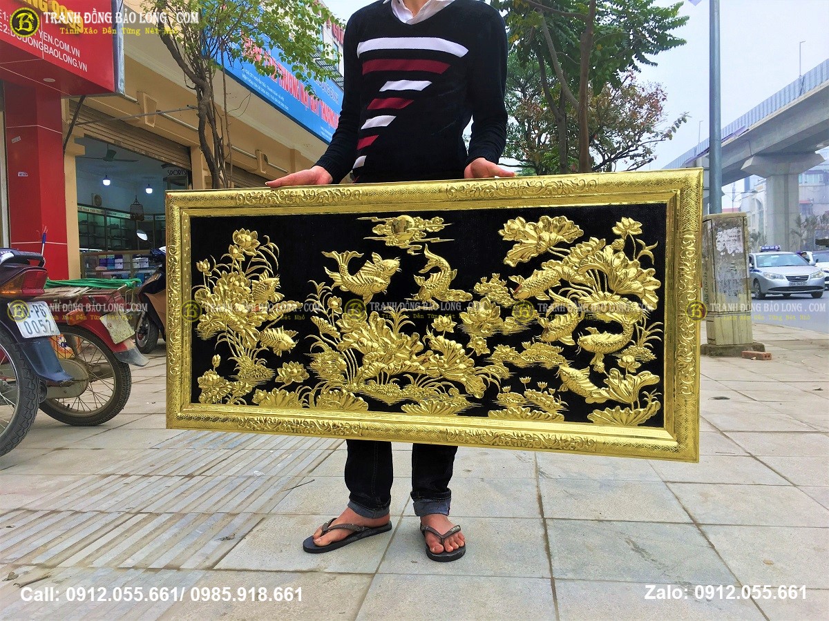 Tranh cửu ngư quần hội được chạm hoàn toàn thủ công từ nguyên liệu đồng vàng nhập khẩu Hàn Quốc