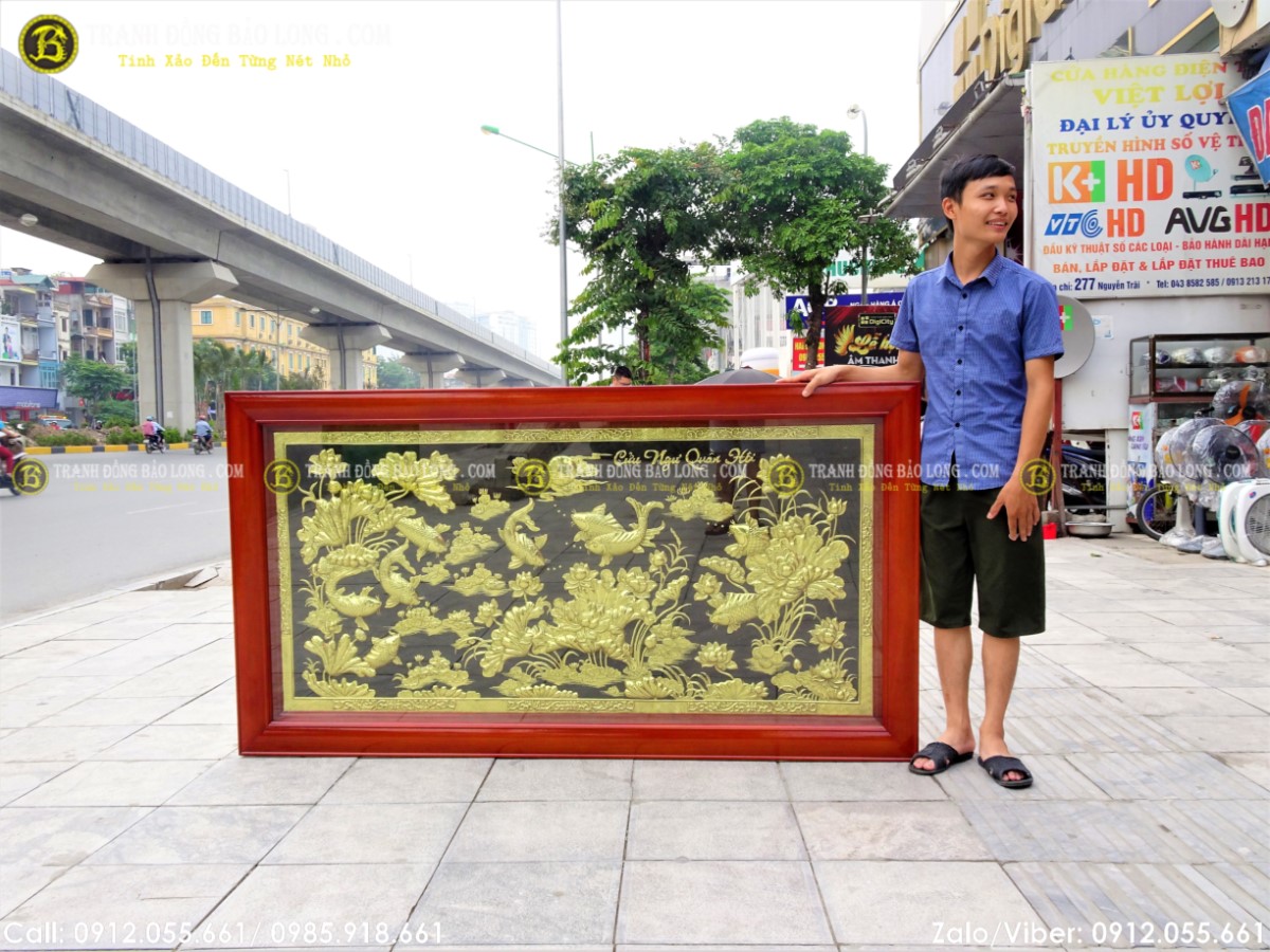 Tranh cửu ngư quần hội được chạm hoàn toàn thủ công từ nguyên liệu đồng vàng nhập khẩu Hàn Quốc