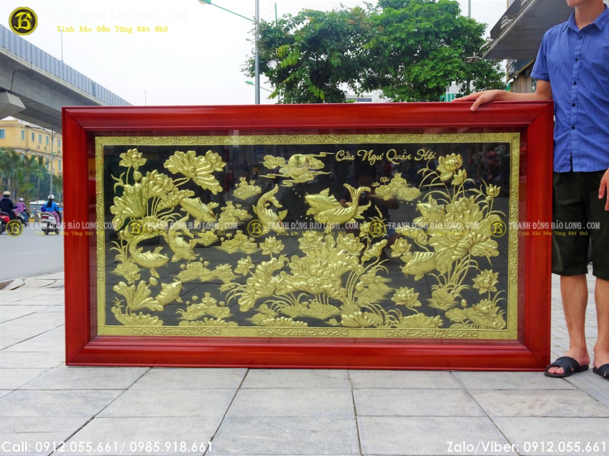 Nền tranh được tô màu đen làm nổi bật mọi hoa văn trong lòng tranh