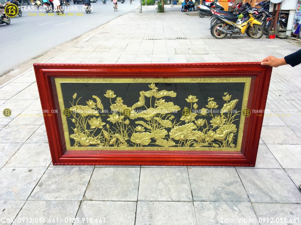 Tranh khắc họa hình ảnh hoa sen, loài hoa rất đẹp là lình hồn của người Việt