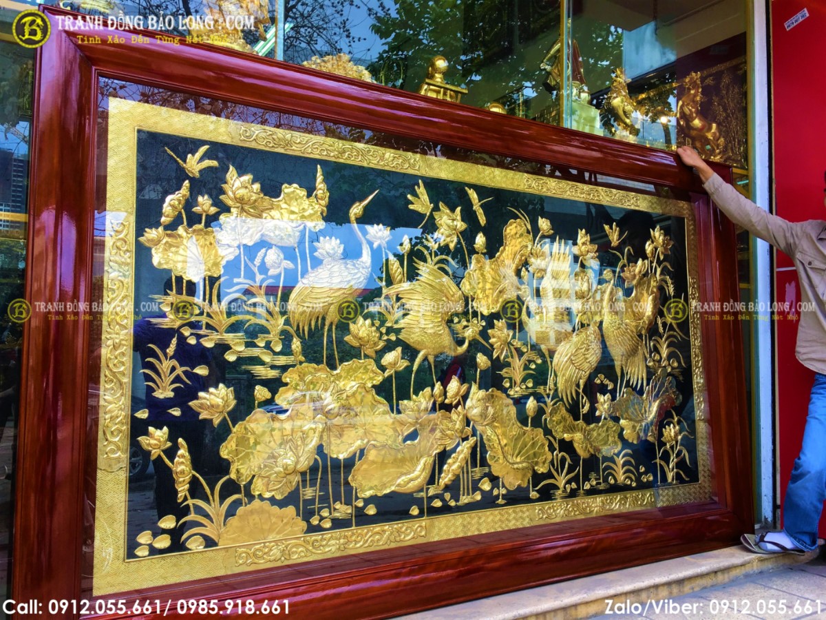 Tranh sen hạc bằng đồng có kích thước dài 2m62 cao 1m55