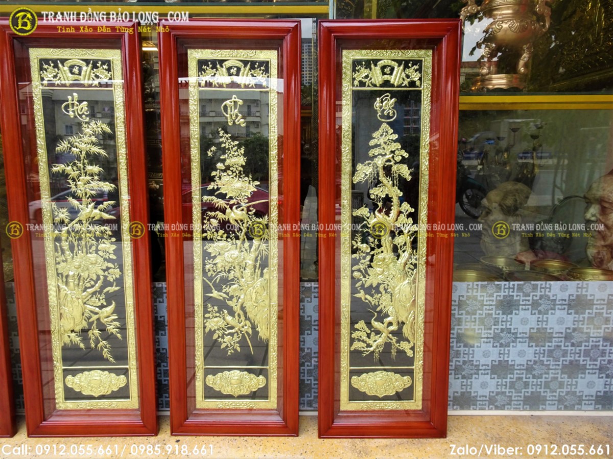 Nền tranh được tô màu đen nổi bật hoa văn