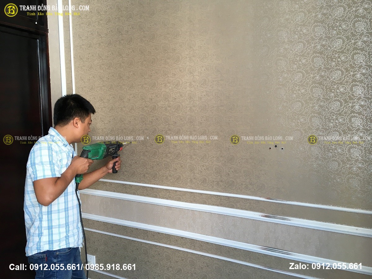 Nhân viên đang tiến hành công việc lắp đặt