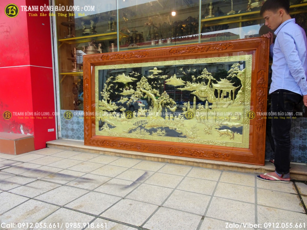 Khung là loại gỗ hương được tuyển trọn kỹ lưỡng, khung được đúc tỉ mẩn hoa văn rất đẹp