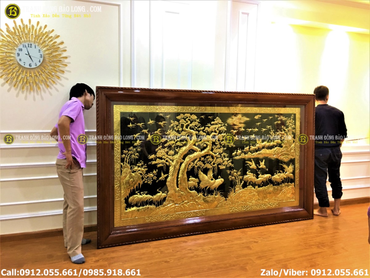 Tranh tùng hạc được chạm hoàn toàn thủ công từ nguyên liệu đồng vàng nhập khẩu Hàn Quốc