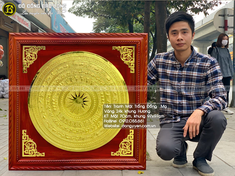 tranh mặt trống đồng mạ vàng 24k khung hương đỏ 97x97cm