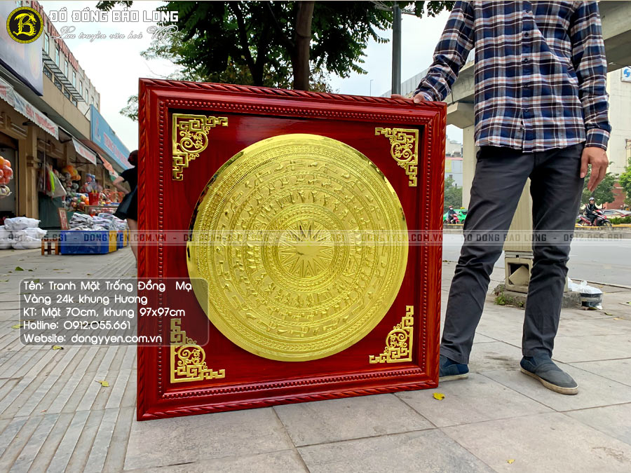 tranh mặt trống đồng mạ vàng 24k khung hương đỏ 97x97cm